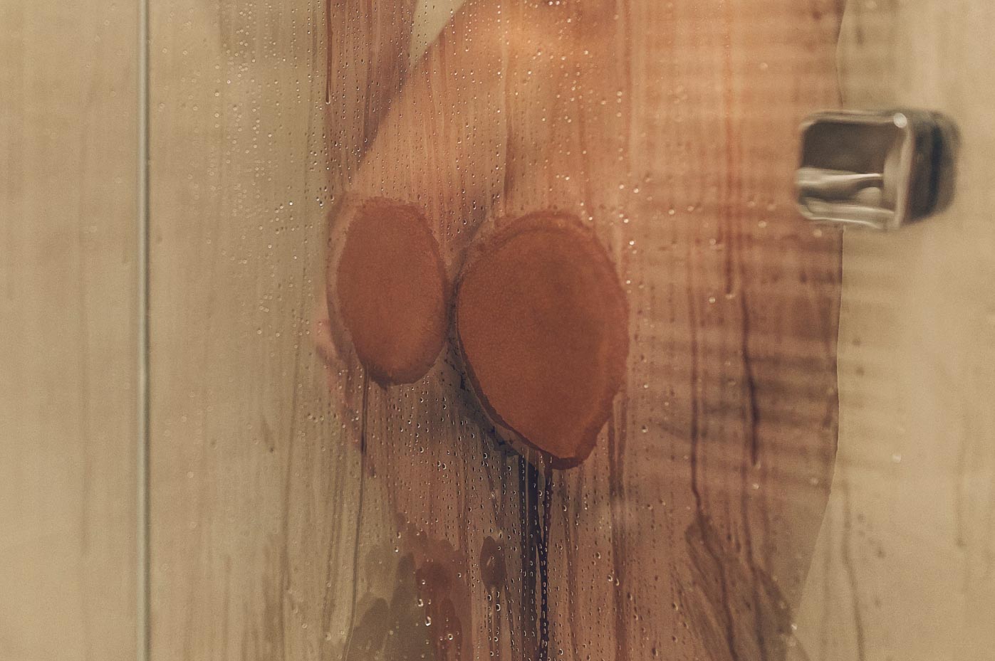 Seks w kabinie prysznicowej